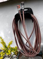 Gartenschlauch mit Halterung
