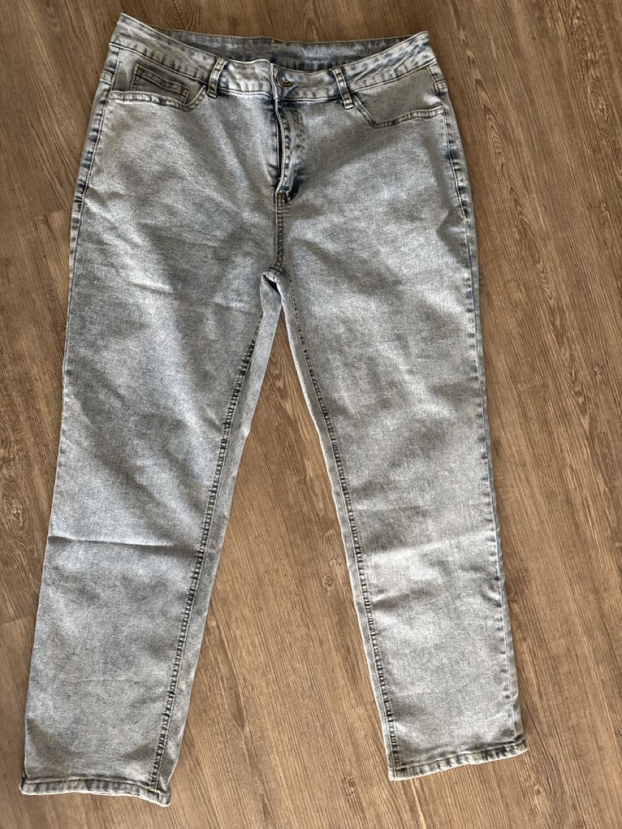 Jeans: Jeans XXL, neu hellblau – Neuf avec emballage d'origine à Leuzigen par Fjleu