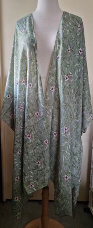 Sommerlicher Kimono Even&Odd, Grün mit Blumenmuster💐