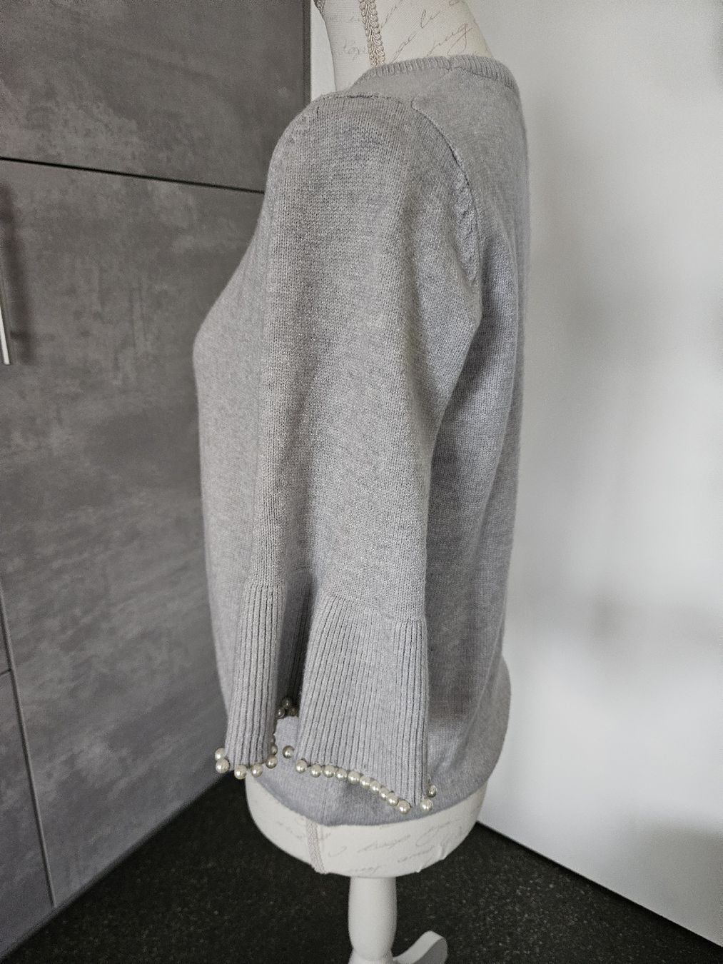 Pullover & Sweatshirts: Pullover grau mit Perlenbesatz an Ärmeln  – Neu (gemäss Beschreibung) aus Anwil von tamoos 1