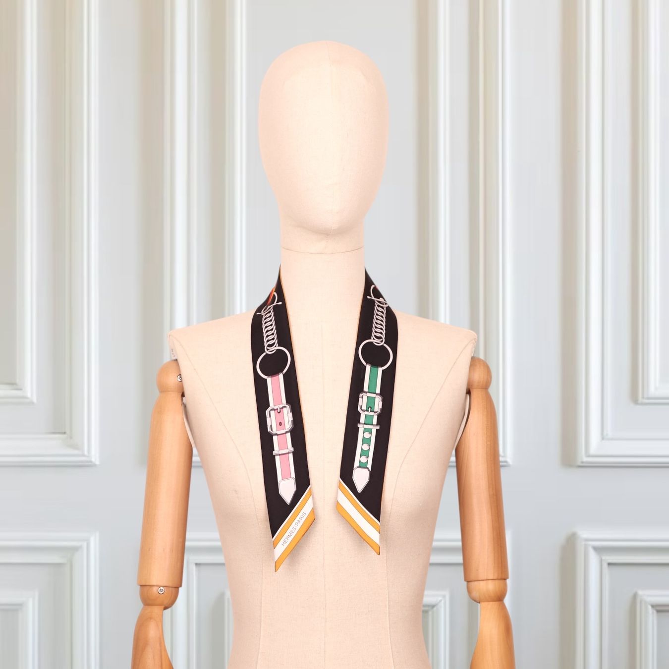 Hermès Foulard & Sciarpe: Hermès Twilly "Grand Tralala" Miel/noir – Usato da Binningen venduto da Designerlabels 2