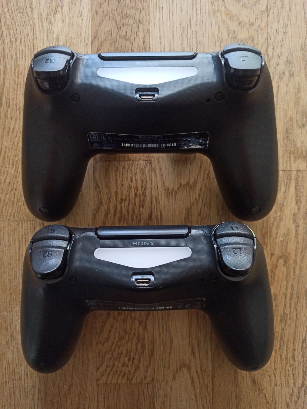 Controller: 2 x Original Controller Sony PS4 Wireless DualShock 4 V1 – Usato da Oberweningen venduto da mar_87mx 4