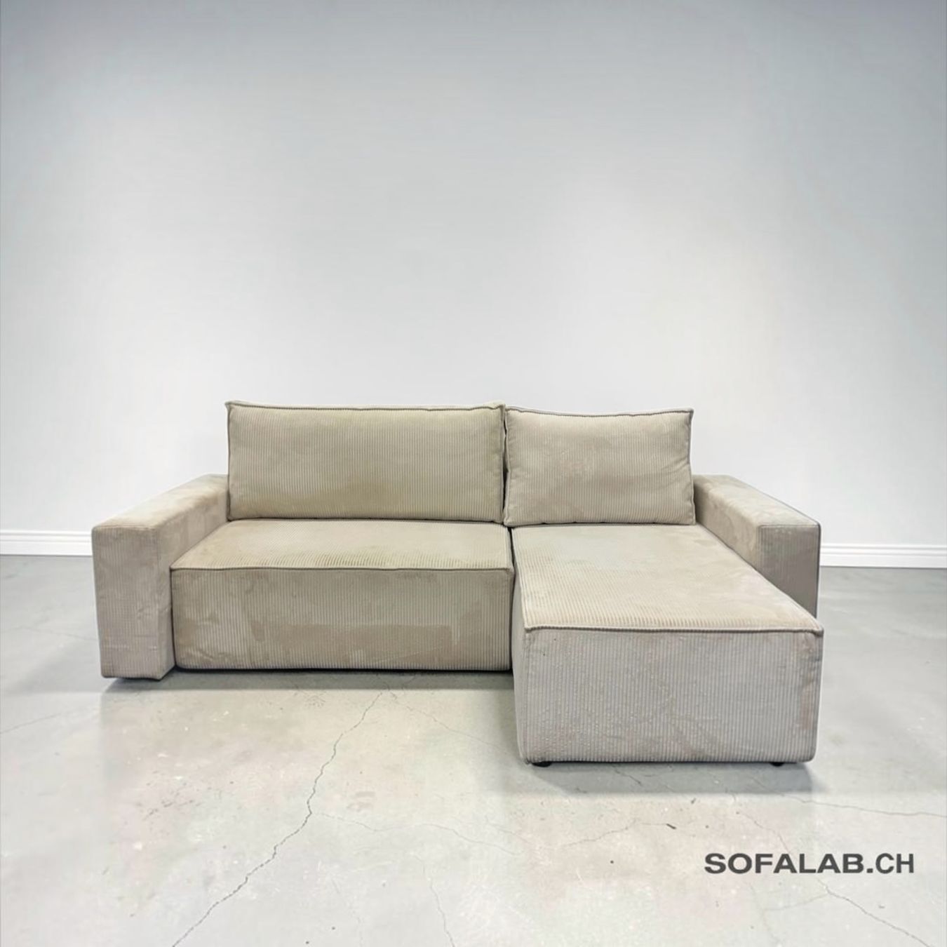 Divani: Ecksofa Hellbeige mit Schlaffunktion und Stauraum – Usato da Bachenbülach venduto da Sofalab.swiss
