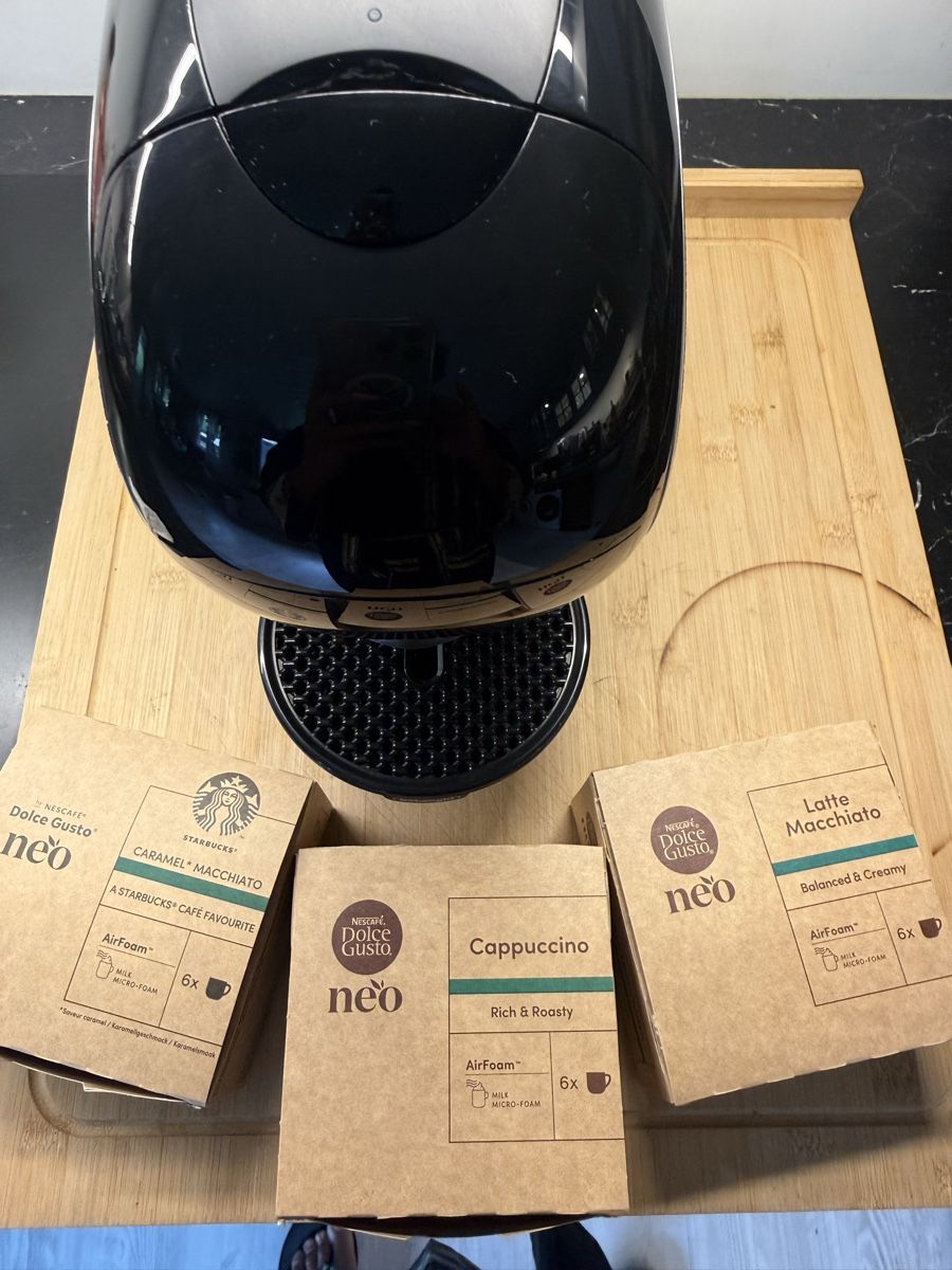 De'Longhi Kaffeemaschinen & Espressomaschinen: Machine Dolce Gusto Delonghi – Neu (gemäss Beschreibung) aus Lausanne von Doudoutze 9
