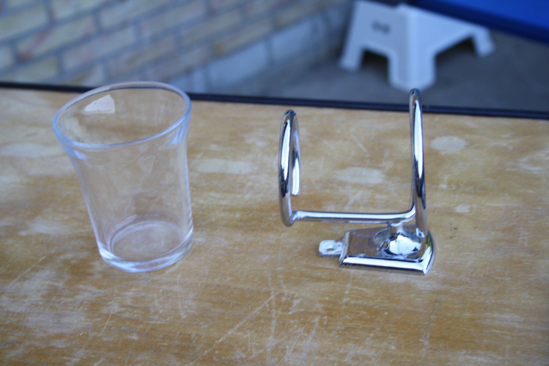 Bicchieri: VINTAGE ZAHNGLAS MIT WANDHALTER – Usato da Wauwil venduto da Pneuedy 7