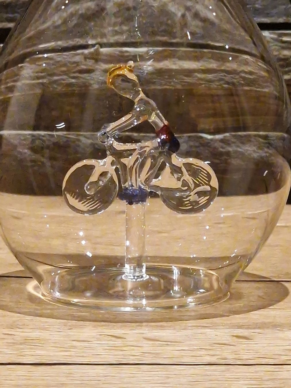Sonstiges: Schnapsflasche mit Radfahrer aus Glas – Gebraucht aus Mettmenstetten von humoer 1