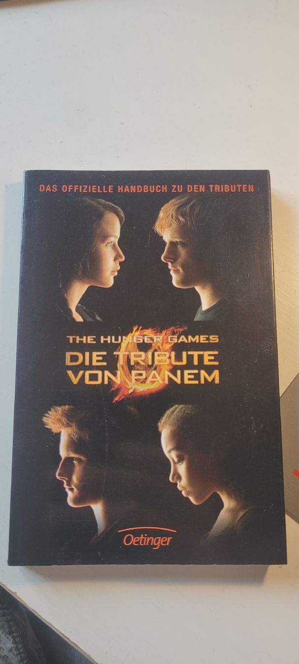 Bücher: Die Tributen von Panem Handbuch – Gebraucht aus Wila von alee.o3