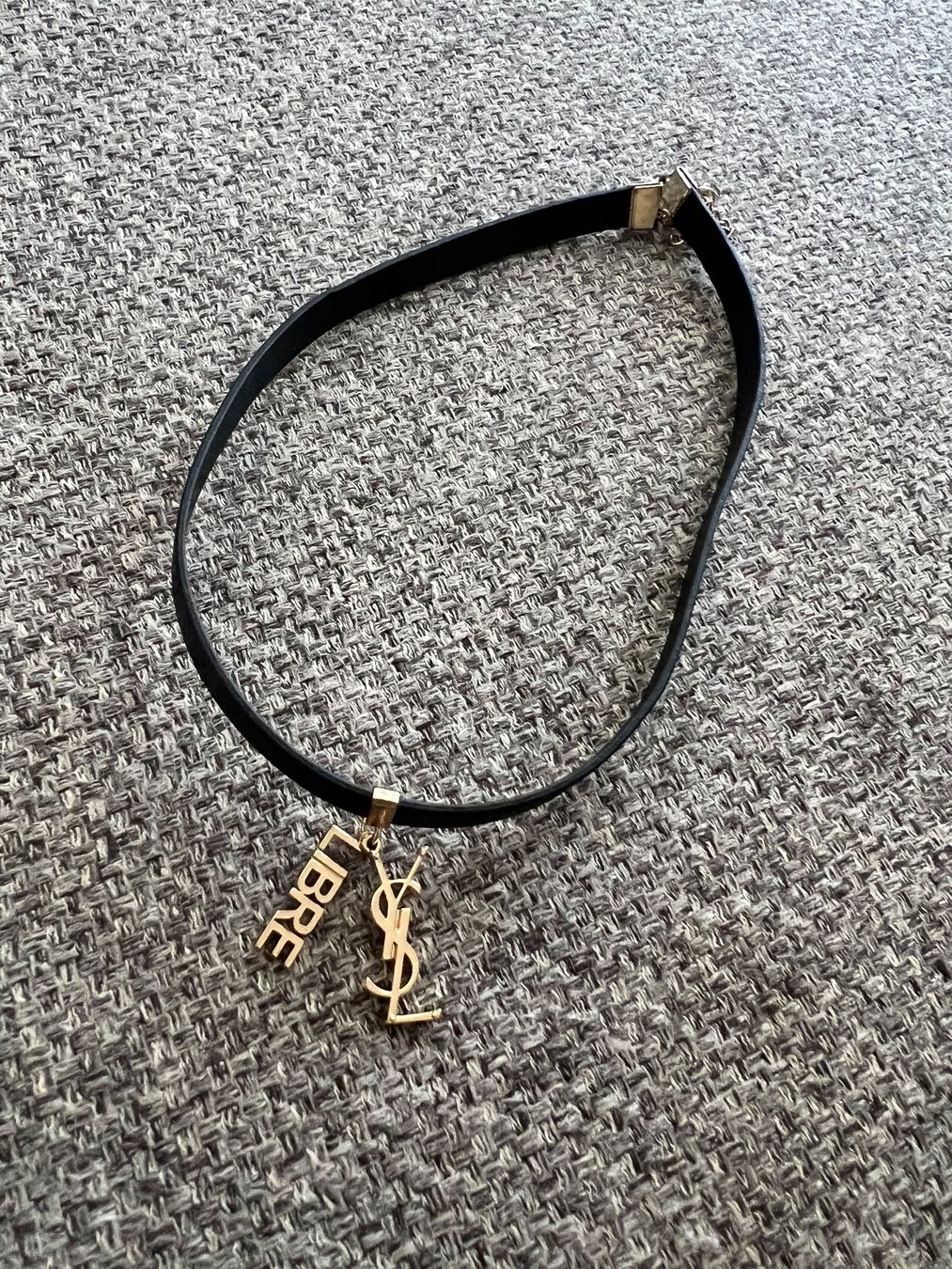 Saint Laurent Colliers: YSL Choker Halsband schwarz – D'occasion à Uznach par Ya_x7x6