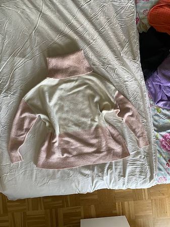 Pastellfarbener Rollkragenpullover