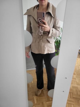 Trench Zara beige élégant.