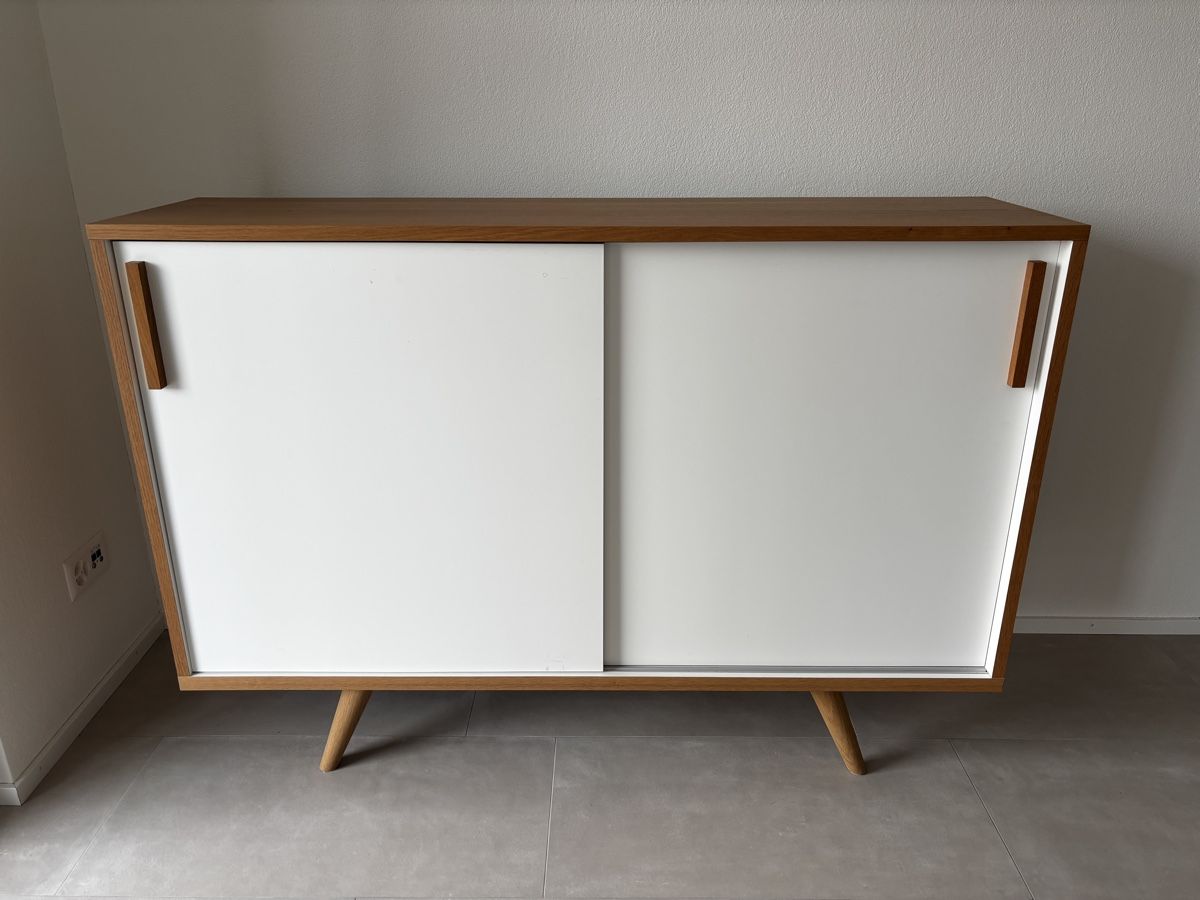 Kommoden: Stilvolles Sideboard Eiche mit Schiebetüren, top Zustand – Gebraucht aus Wolfhausen von Harrier12