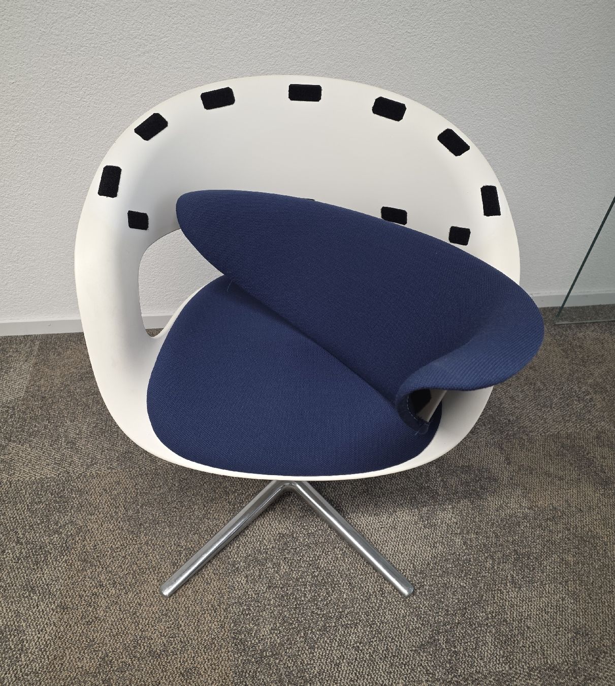 Tischset: Steelcase Tisch mit 5 Pearson Lloyd Stühlen – Gebraucht aus Dorf von Giedi 2