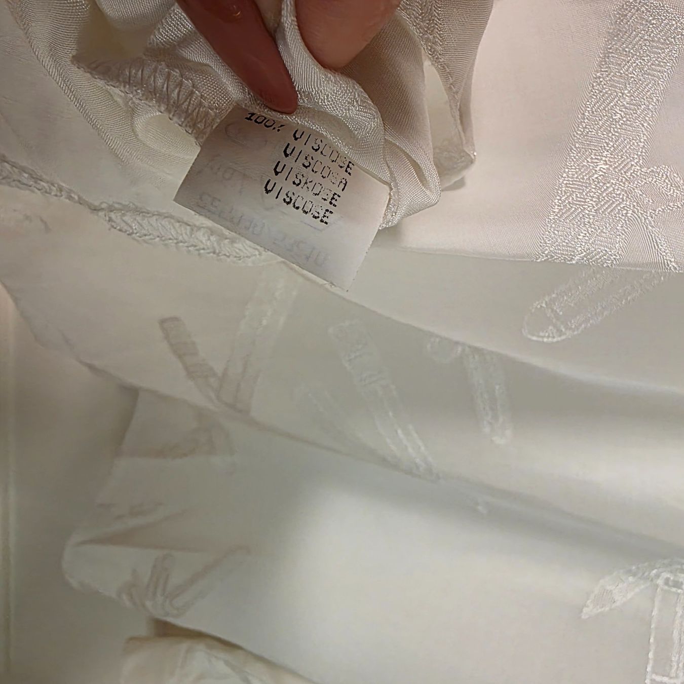 Blusen: Weiße Viskose-Bluse 38/M, Oversize, Motiv Stifte – Gebraucht aus Wald ZH von CapLux 4