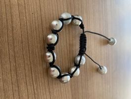 Armband mit silbernen Kugeln