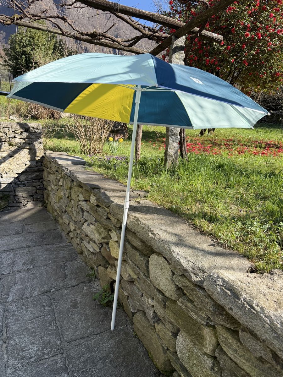 Sonnenschirme: Sonnenschirm mit Seitenwänden – Neu (gemäss Beschreibung) aus Avegno von CaVal13