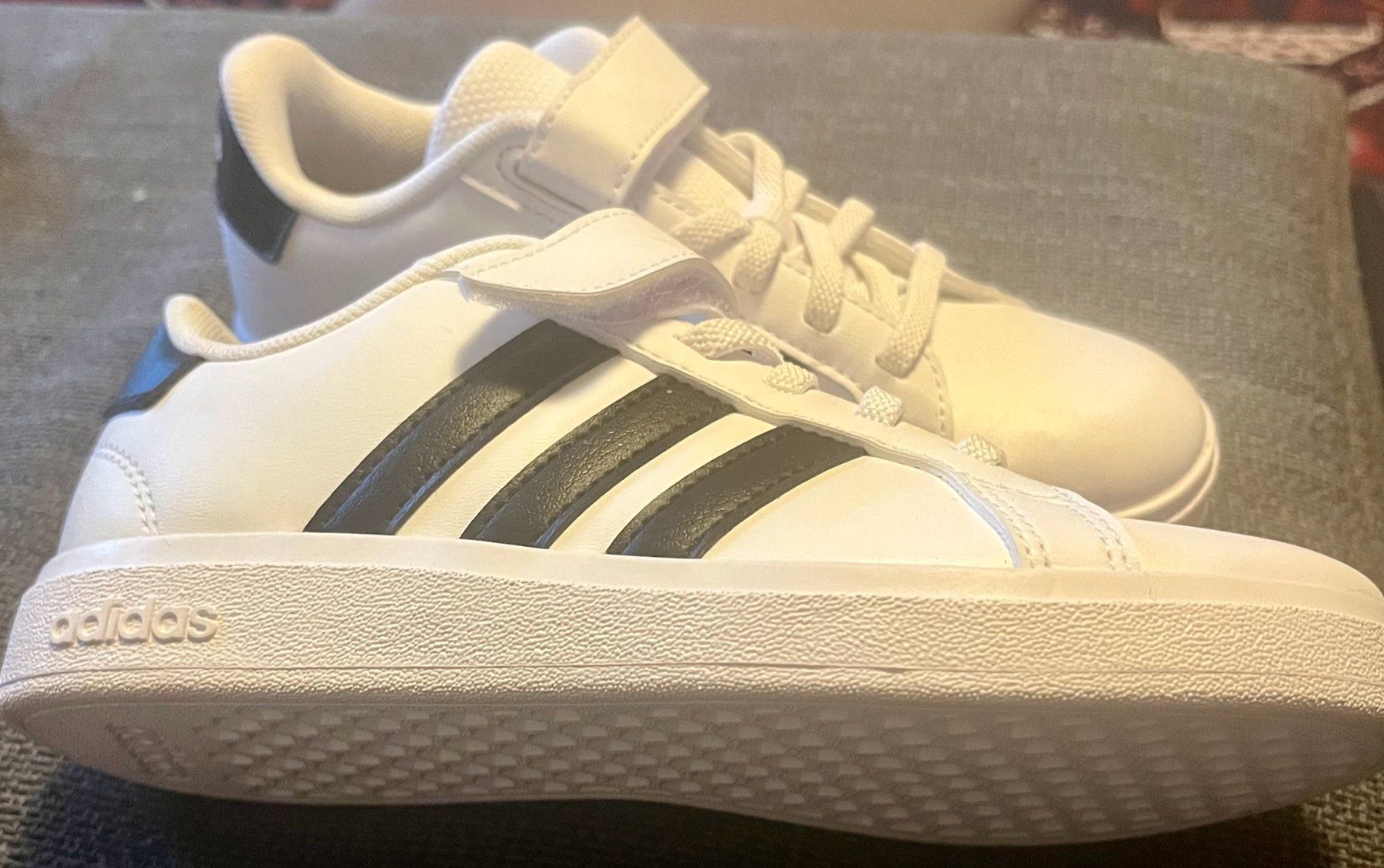 Adidas Schuhe für Jungen: Neue Adidas Turnschuhe Grösse 30.5 – Neu (gemäss Beschreibung) aus Zürich von sub_nzp5 1