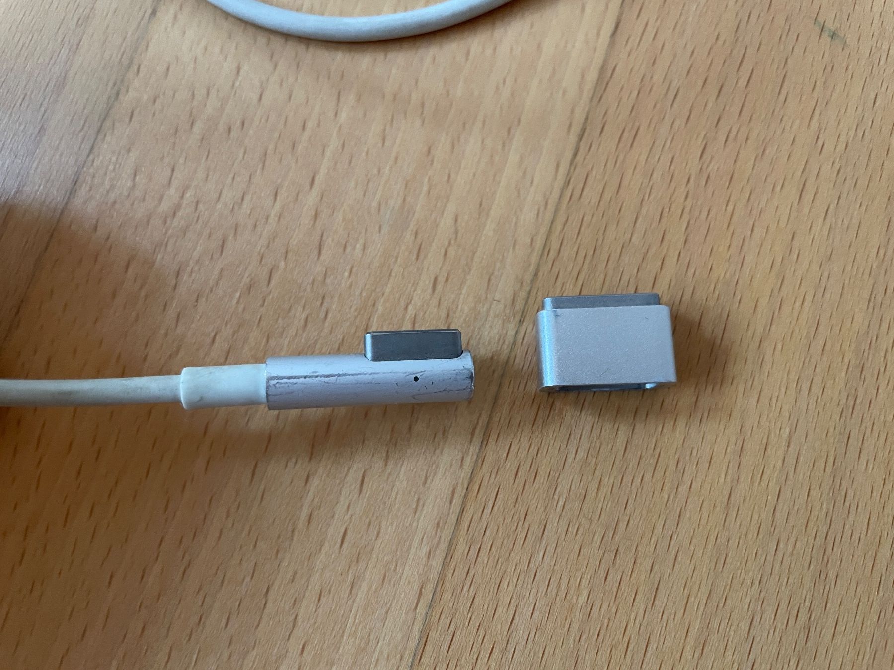 Apple Ladegerät: Original-Apple-Ladegerät MacSafe 1 mit MacSafe-2-Adapter – Gebraucht aus Pfungen von gilbertfr 2