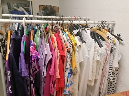 Flohmi: Diverse Kleider, Schuhe, Shirts, Pullis, etc.