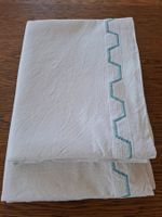 2 Oberleintücher mit handbestickter grün / weisser Bordüre