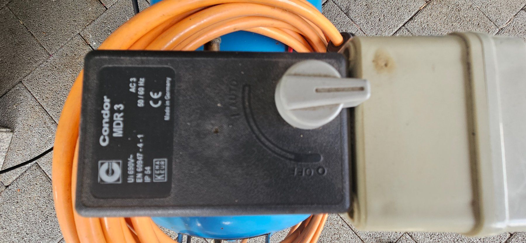 Compressori: Compresseur CompAir V02 avec beaucoup d'accessoires – Usato da Lausanne venduto da sleepy47 6