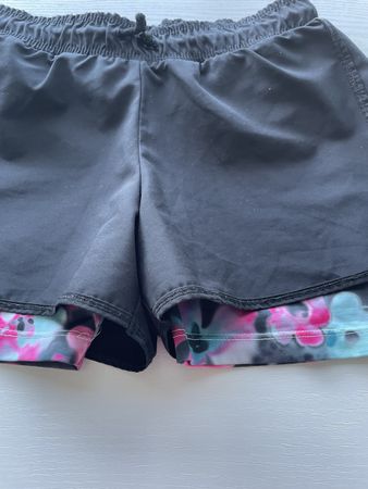 Mädchenshort mit Velohose (Blumen) darunter Gr.152 