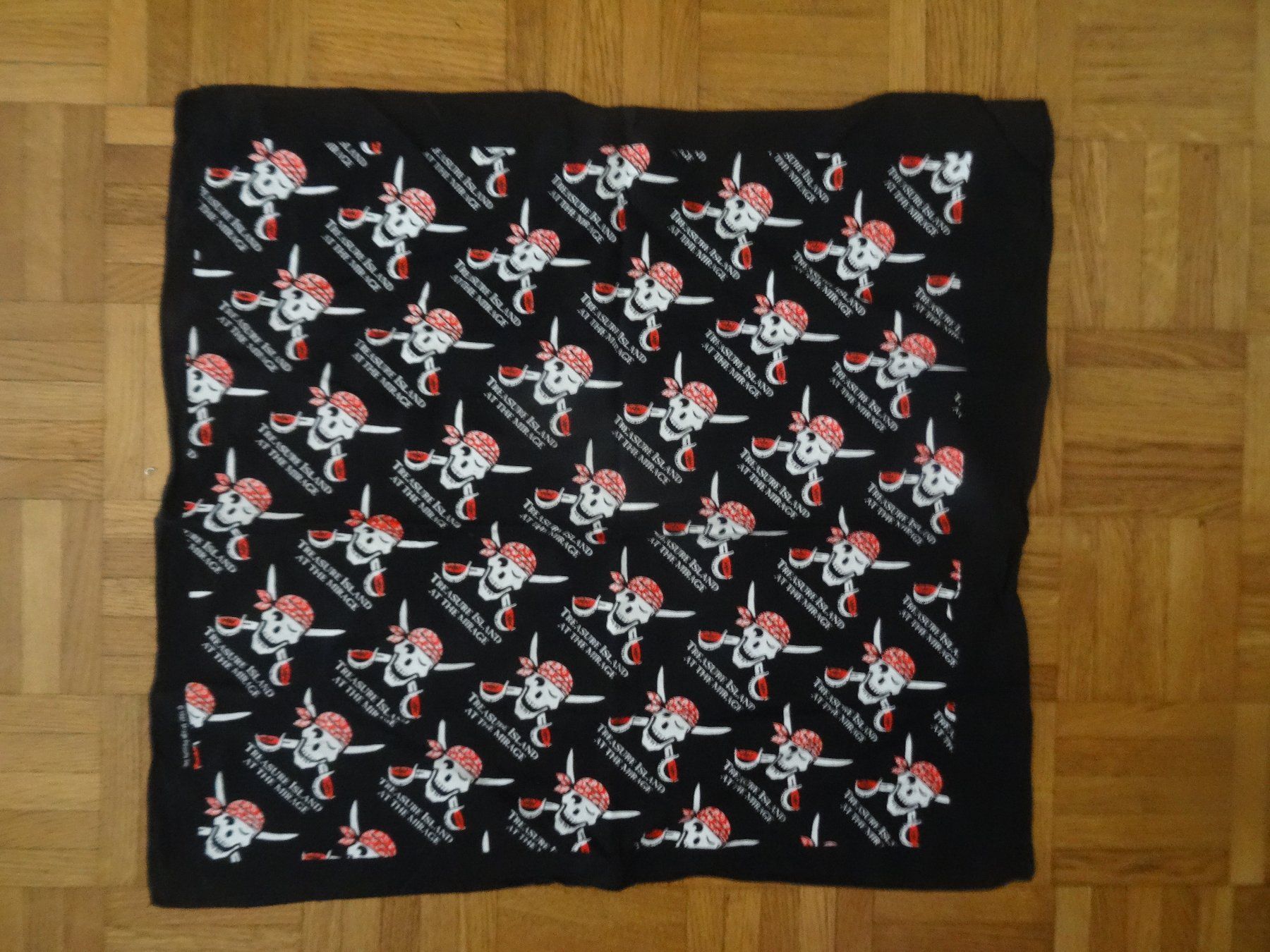 Foulard & Sciarpe: Foulard design tête de mort – Usato da PRILLY venduto da hurricane2000