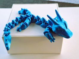 3D Drachen schillernd mit Kettenglieder