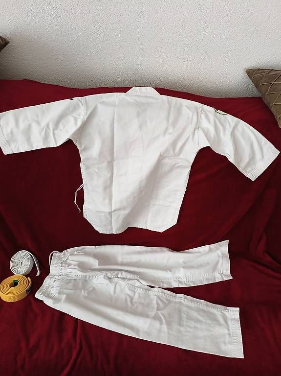 Kimono: KWON Taekwondo-Anzug Gr. 140 – Usato da Winterthur venduto da Kosovari0 1