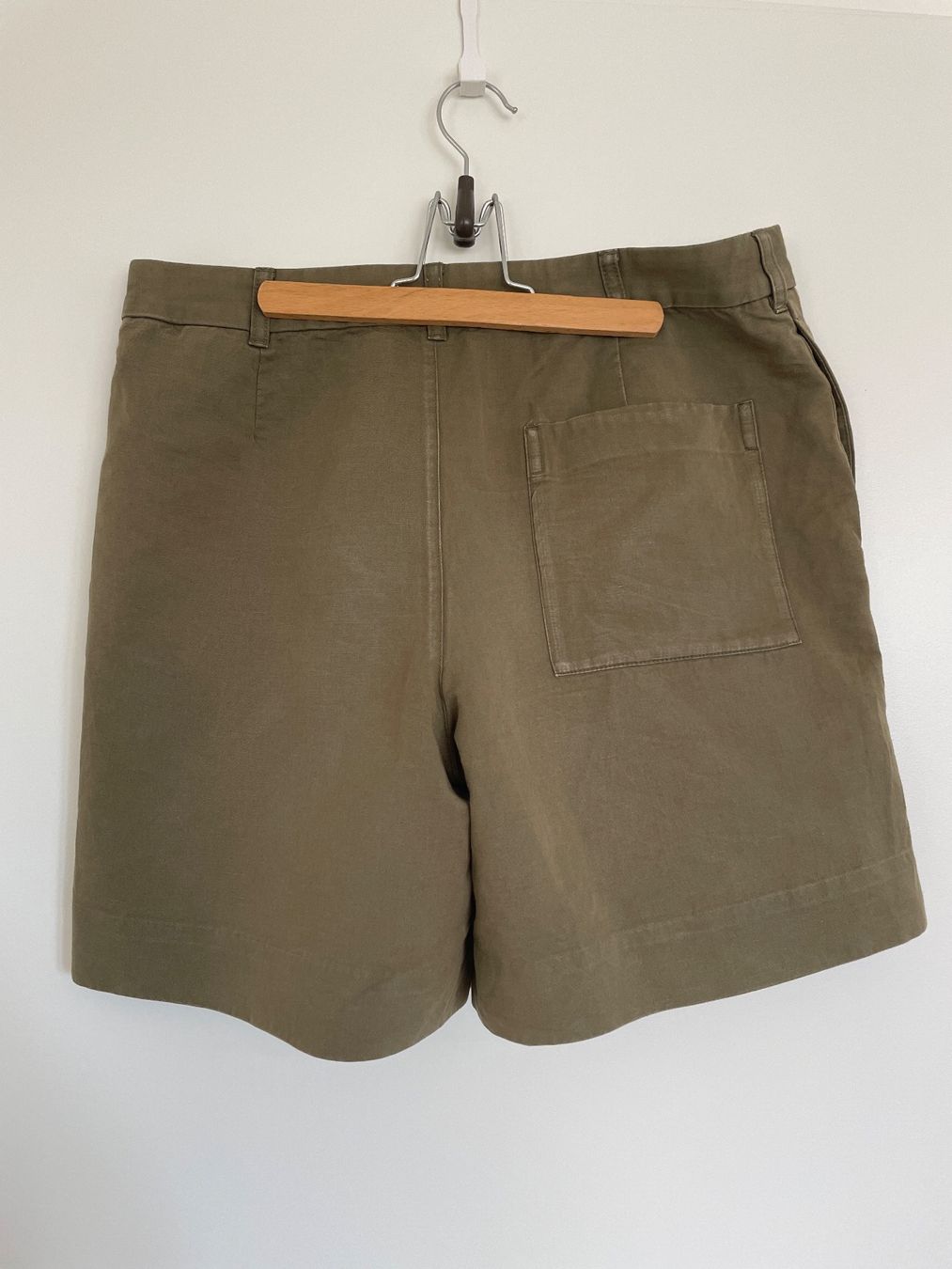Cos Pantaloni: COS Shorts Gr. 48 Khaki – Usato da Zürich venduto da Nhpp 1