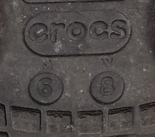 Crocs Scarpe da uomo: Schwarze Crocs Kids Gr. 38 mit Jibbitz – Usato da Illnau venduto da asnatop 1