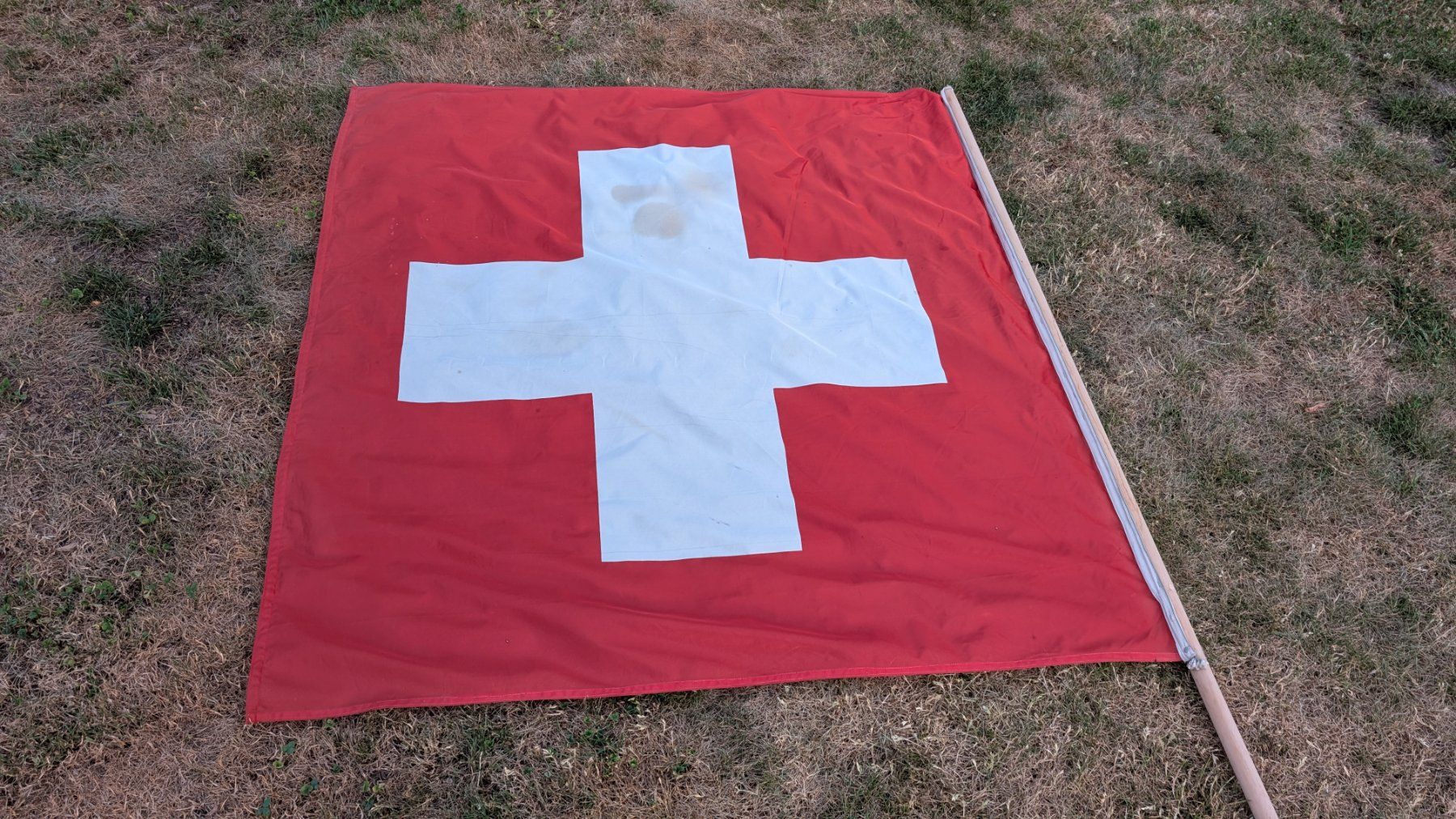 Bandiere: Schweizer Fahne 140x135cm an Stab – Usato da Rohrbach venduto da Zidane6 1