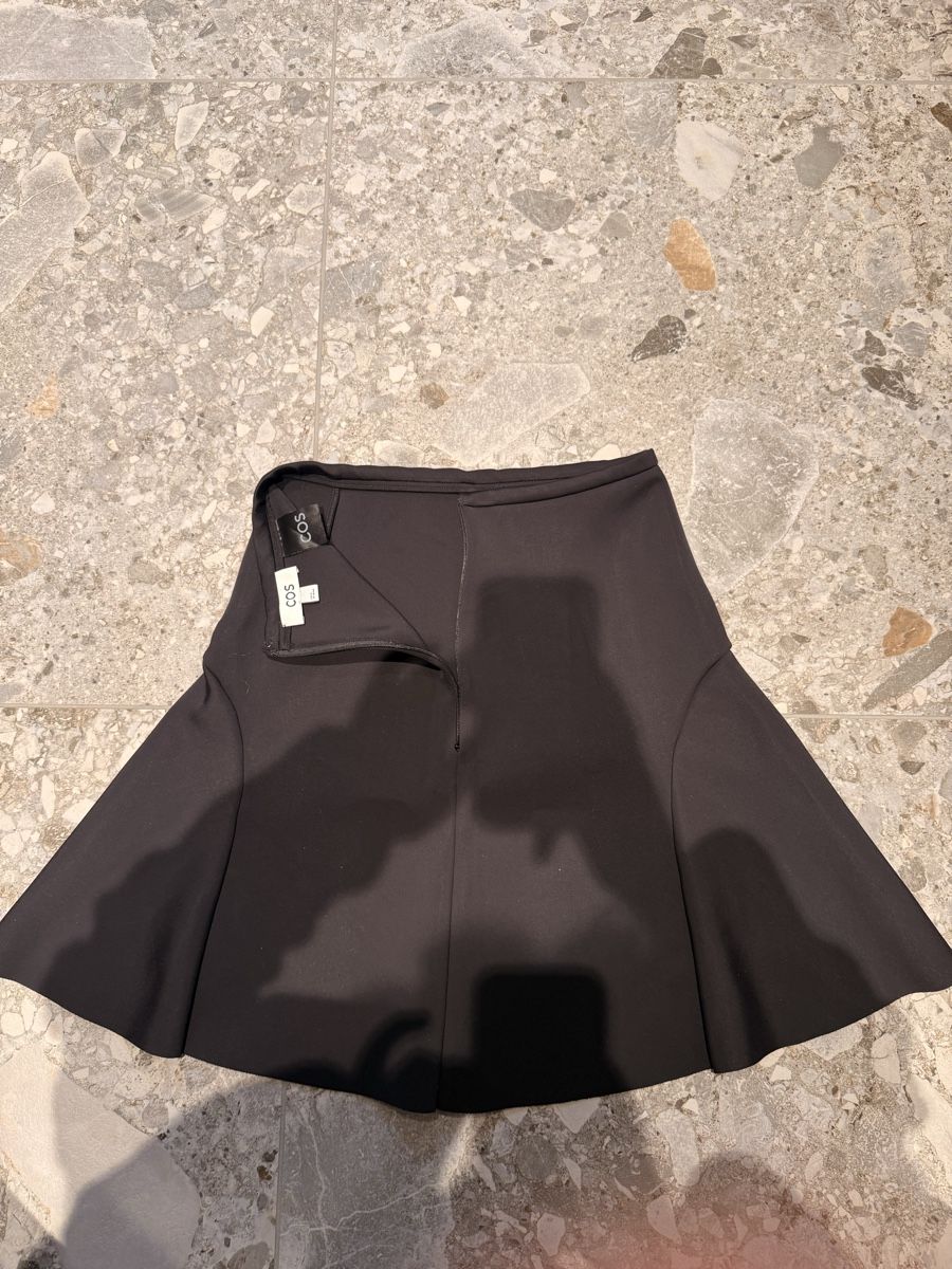 Cos Gonne: Jupe COS noire – Usato da Lausanne venduto da mar_2lwm