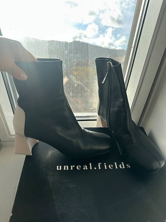 Damenschuhe: Unreal Fields B&W Boots – Gebraucht aus Zürich von andreagerber23