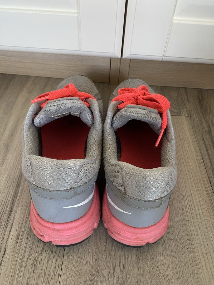 Scarpe da donna: Nike running shoes, size 39 – Usato da Schlieren venduto da tug_568r 1