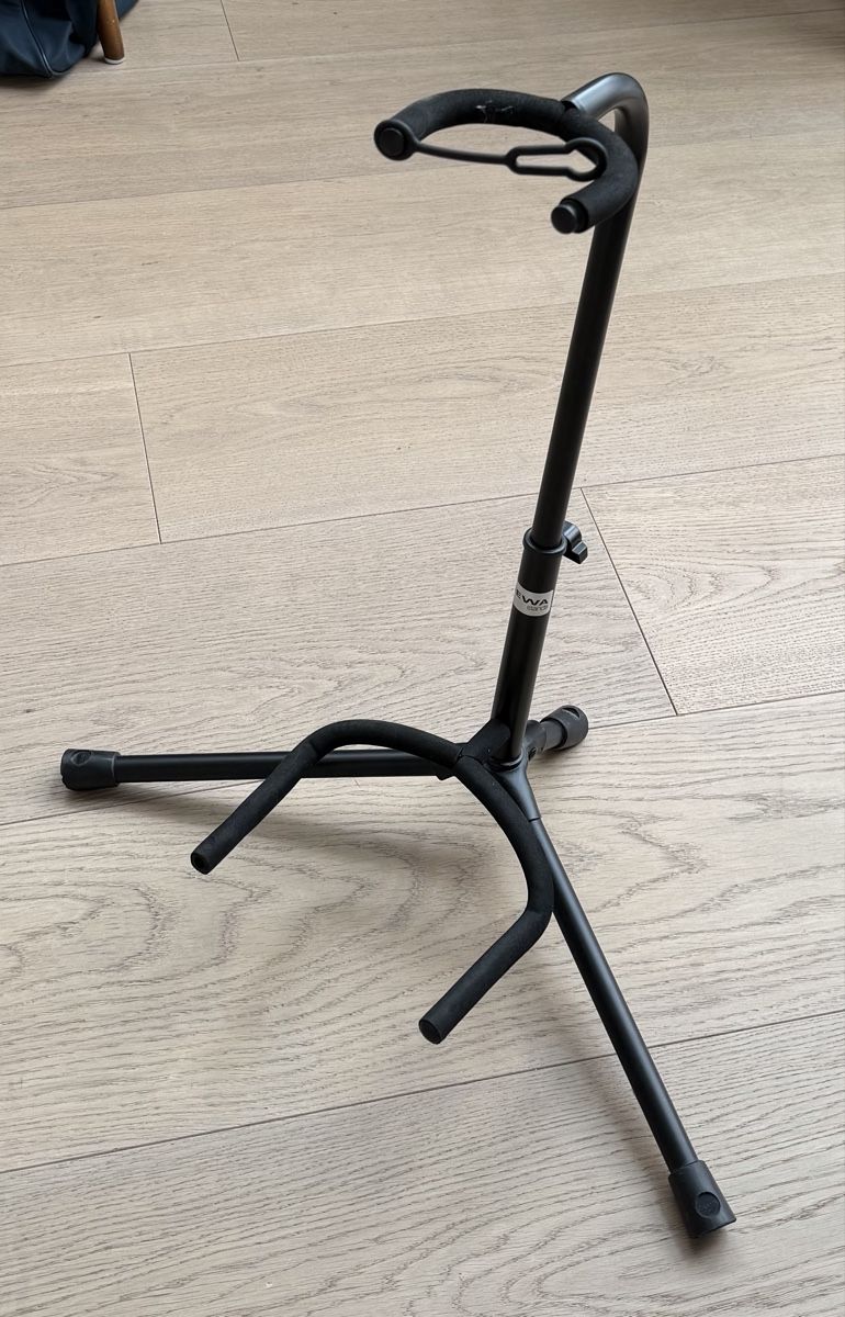 Supporti per strumenti musicali & leggii: Black Guitar Stand – Usato da Zug venduto da mbe_t5j2