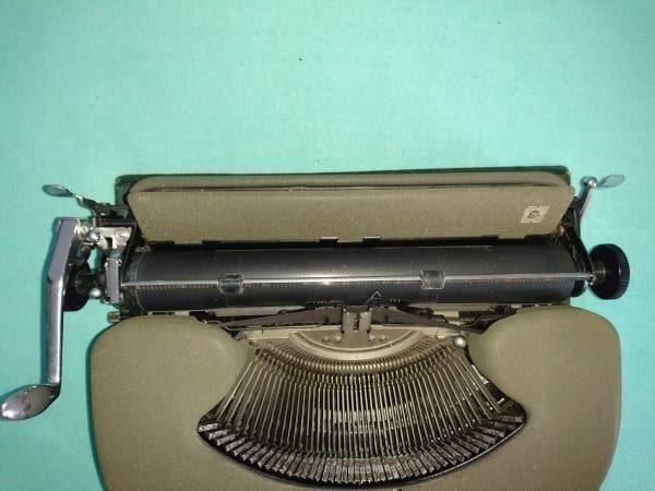 Macchine da scrivere: Machine à écrire / Vintage – Usato da Cortaillod venduto da signep 3