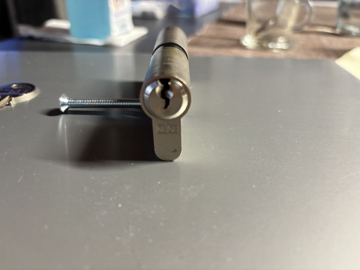 Cilindri per serratura: Cylindre de porte avec 6 clefs – Usato da Grône venduto da Phrs 1