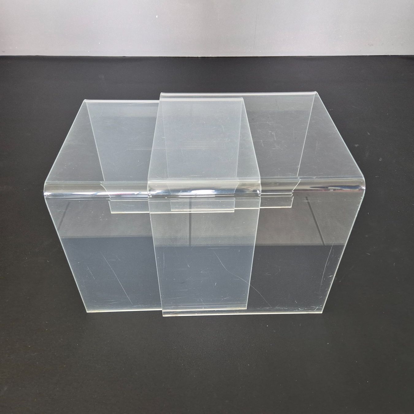Tische: 2er Plexiglas Acryl Tisch Blumenhocker Beistelltisch Table – Gebraucht aus Nottwil von Wondewa-Shop