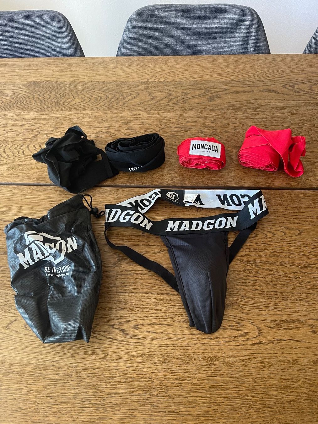 Protezioni & Imbottiture: RDX Box Set: Handschuhe, Kopfschutz, Schienbeinschutz – Usato da Bergdietikon venduto da Laux 1