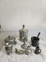 Sammlung 8-tlg. Zinn & Metall –Dosen, Mörser, Becher, Figur