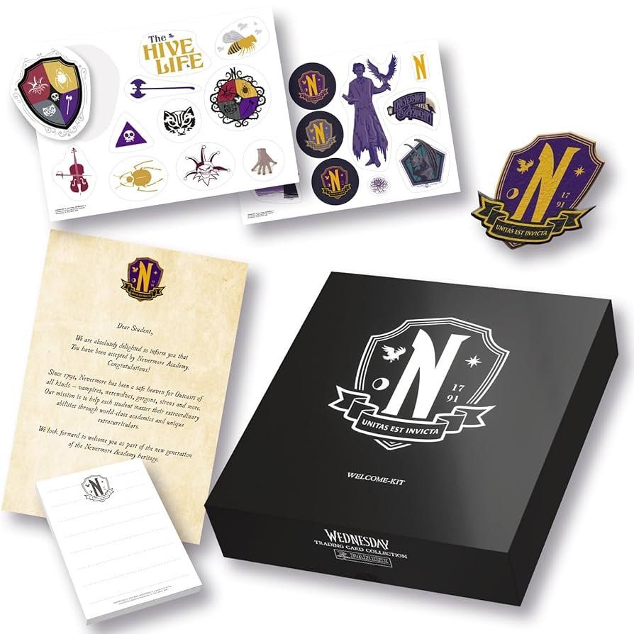Statuette: NEU - Wednesday TCG Welcome-Kit Nevermore Academy – Nuovo e nell'imballaggio originale da Bassersdorf venduto da retrolab 1