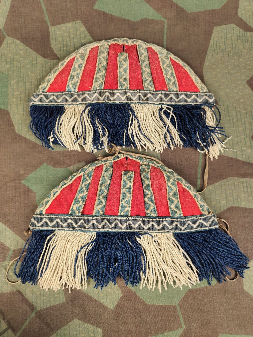 Schweizer Armee Uniformi: Schwalbennester Ord. 1830 Luzern – Usato da Bauma venduto da SwissMilitaria