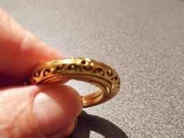 Ring Grösse 12, goldfarbig, schwarzes Muster