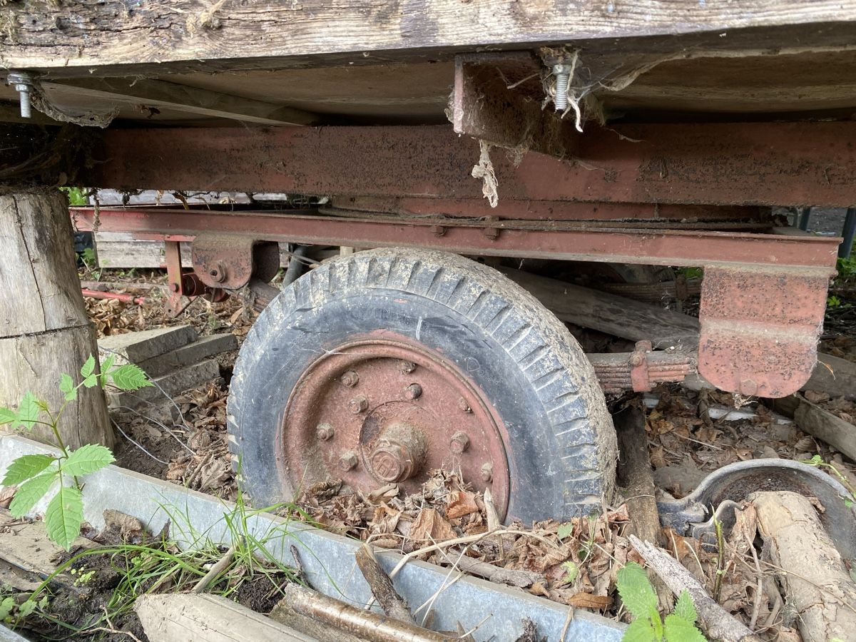 Anhänger: Bauwagen mit Holzaufbau – Defekt aus Dussnang von  5