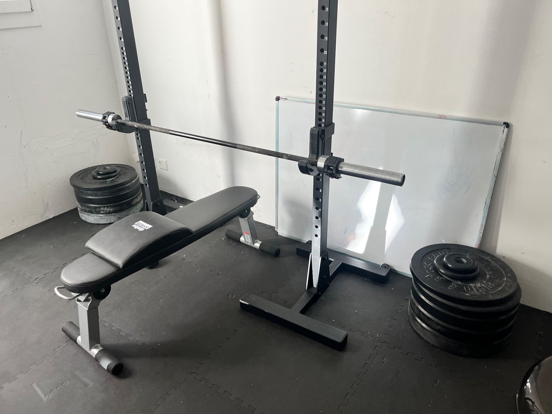 Hanteln & Gewichte: Crossequip Langhantel inkl Rack und Gewichte – Gebraucht aus Ottenbach von