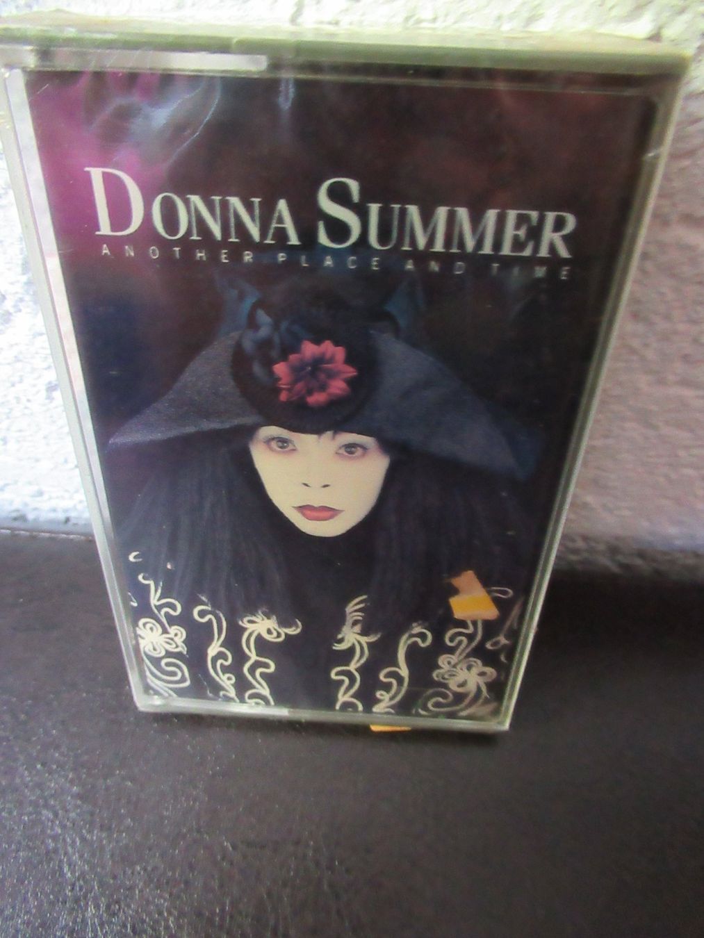 Musicassette: DONNA SUMMER - ANOTHER PLACE AND TIME - K7 NEUVE & SCELLEE – Nuovo e nell'imballaggio originale da Grône venduto da Mire01