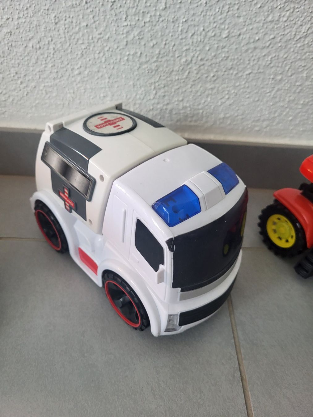Giocattoli: Div Autos: Schulbus Transformer Krankenwagen Traktor – Usato da Boswil venduto da i12i 3