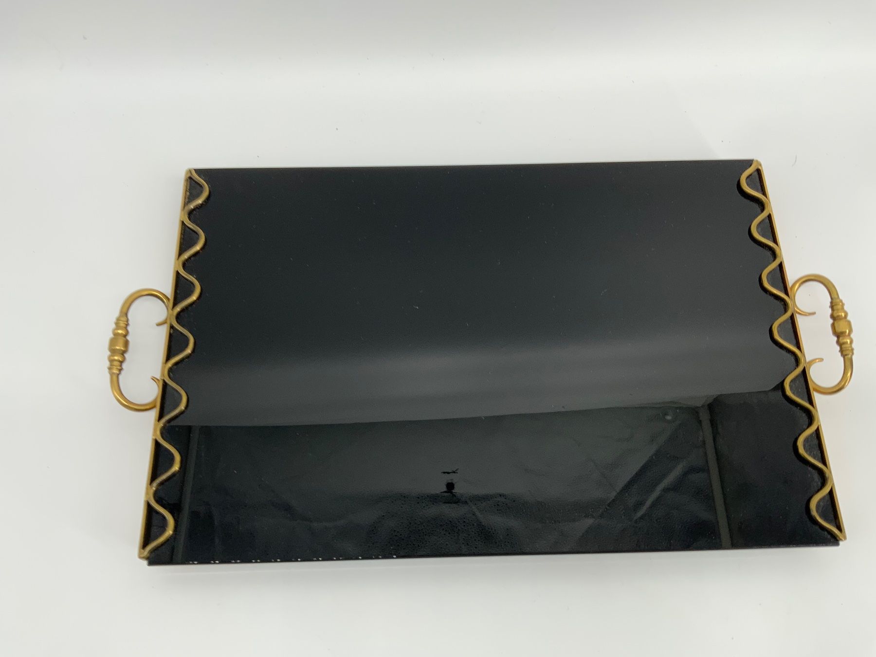 Servierplatten: Vintage Serviertablet schwarzes Glas mit Messing Halterung – Gebraucht aus Erlach von silvia3235