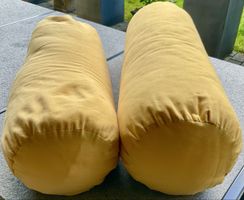 Zwei coole zylindrische Rundkissen, ca. 77 cm lang / Ø 20 cm