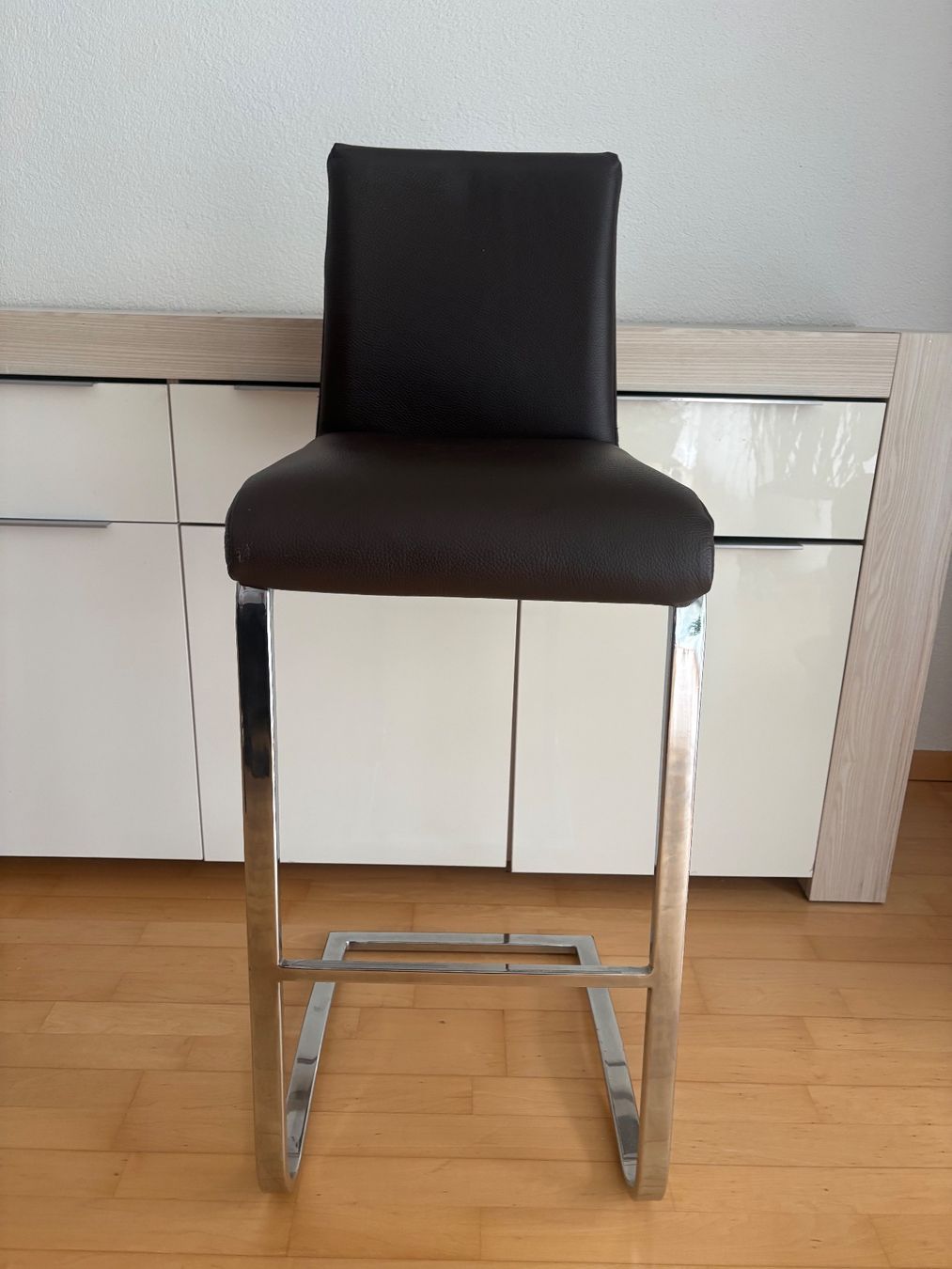 Sgabelli: 3 elegante Barstühle aus Leder – Usato da St. Gallen venduto da Medinax 5